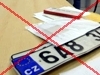 na obrázku fotka registrační značky automobilu přeškrtnutá